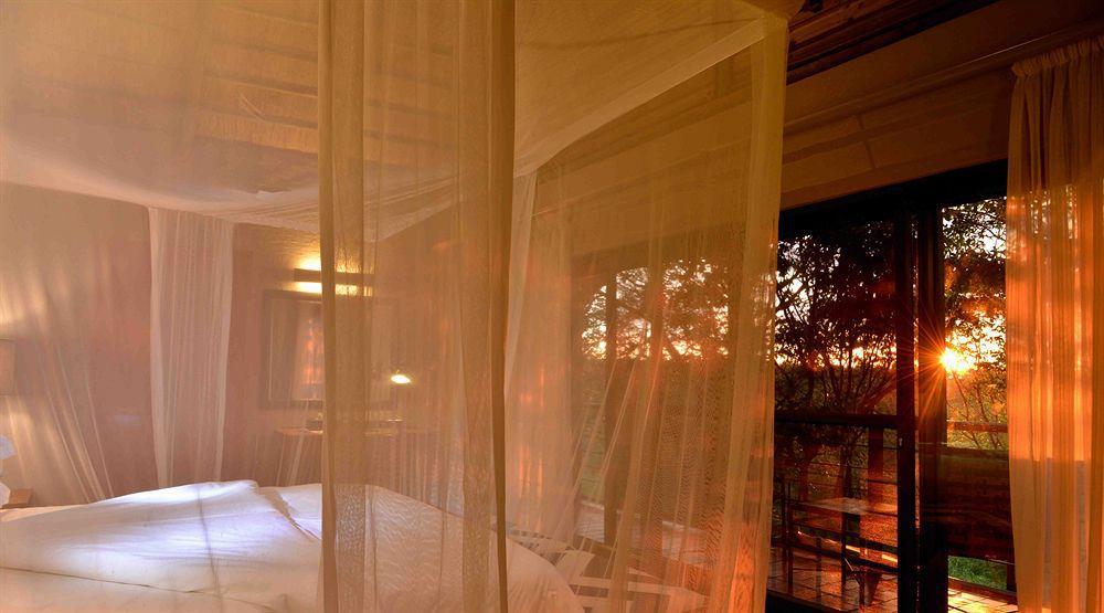 Victoria Falls Safari Suites ภายนอก รูปภาพ