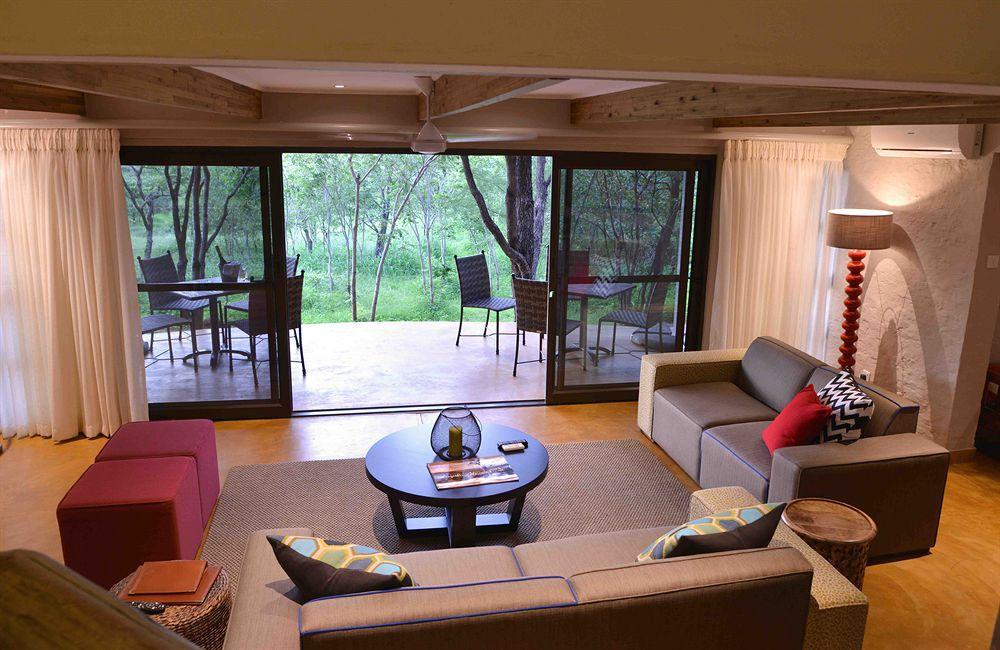 Victoria Falls Safari Suites ภายนอก รูปภาพ
