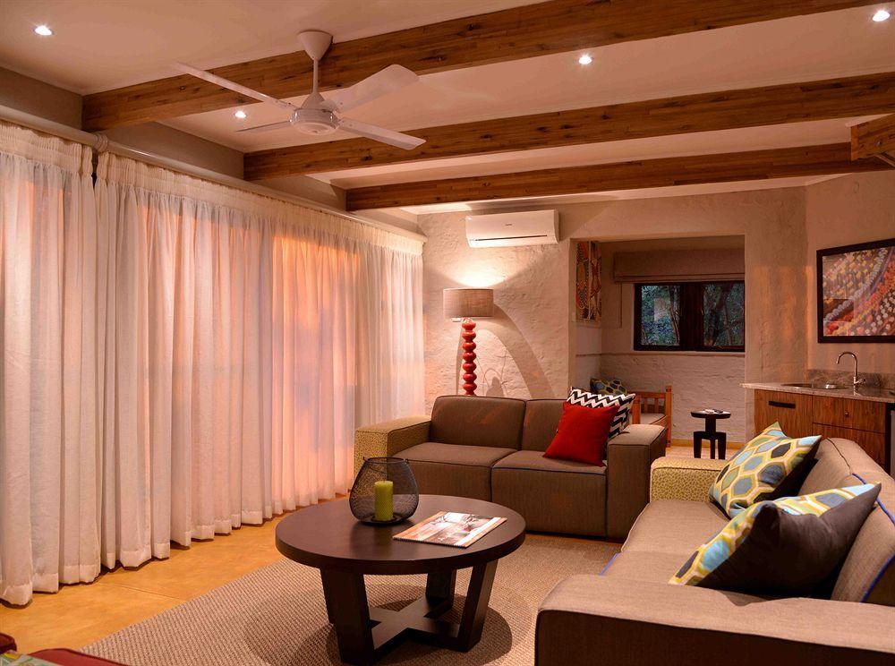 Victoria Falls Safari Suites ภายนอก รูปภาพ