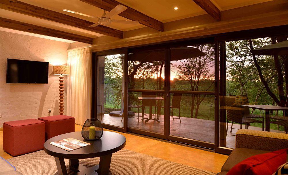 Victoria Falls Safari Suites ภายนอก รูปภาพ