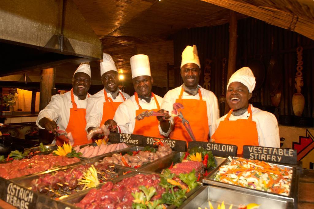 Victoria Falls Safari Suites ภายนอก รูปภาพ